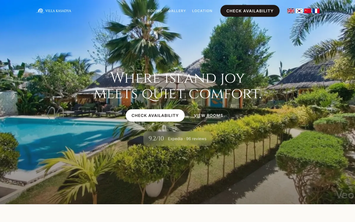 Boutique resort website with a booking widget, in two languages